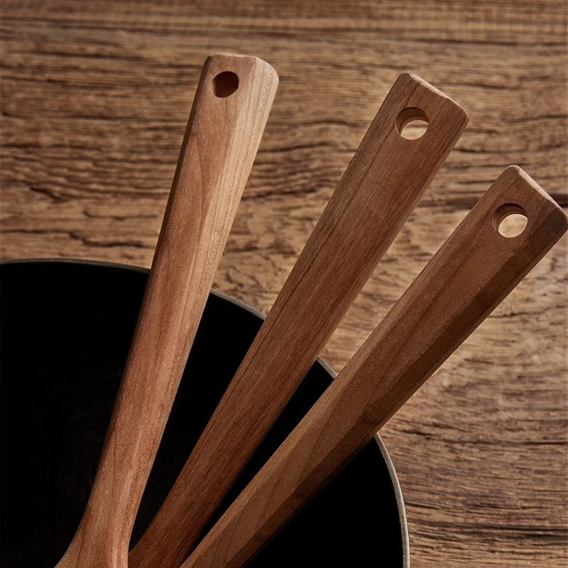 Zestaw drewnianych szpatułek i łyżek do garnków z litego drewna wiśniowego, ręcznie robione szpatułki z lakierowanej drewnianej powierzchni, odporne na wysokie temperatury szpatułki do gotowania.