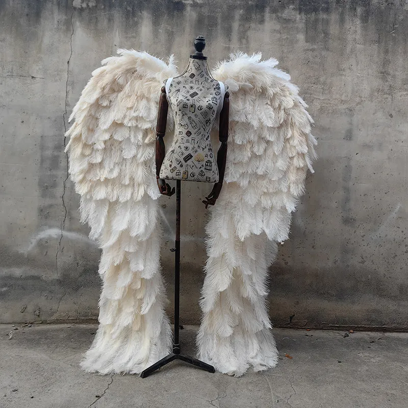 beautiful and elegant, the stage performance, the model performance, the ostrich feather cloak, the angel wing prop.
