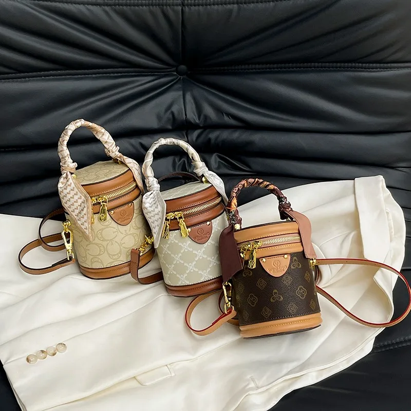 

Unique Casual Messenger Purse Bag For Women Daily Outing With Crossbody Strap And Simple Minimalist Design