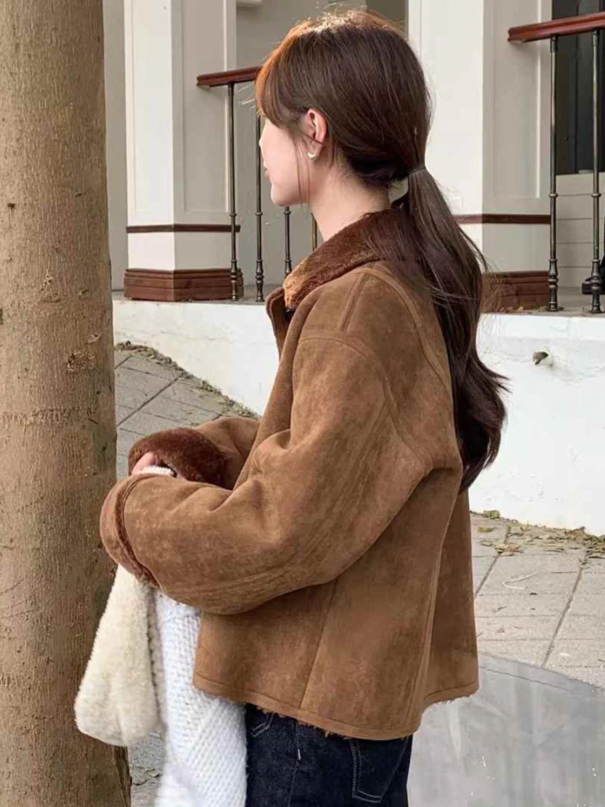 2024 겨울 두꺼운 보온 레트로 칼라 여성 재킷 퍼 가죽 일체형 안티에이징 숏 코트 스타일리시 출퇴근 스타일