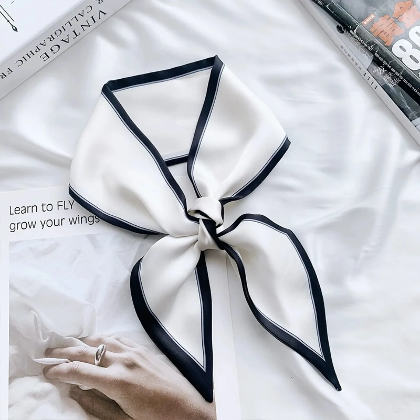 

1pc Women Contrast Trim Fashionable Silk Scarf For Daily Life Bandana,Hair Band,Head Band Ideal For Dressing Up Your Look