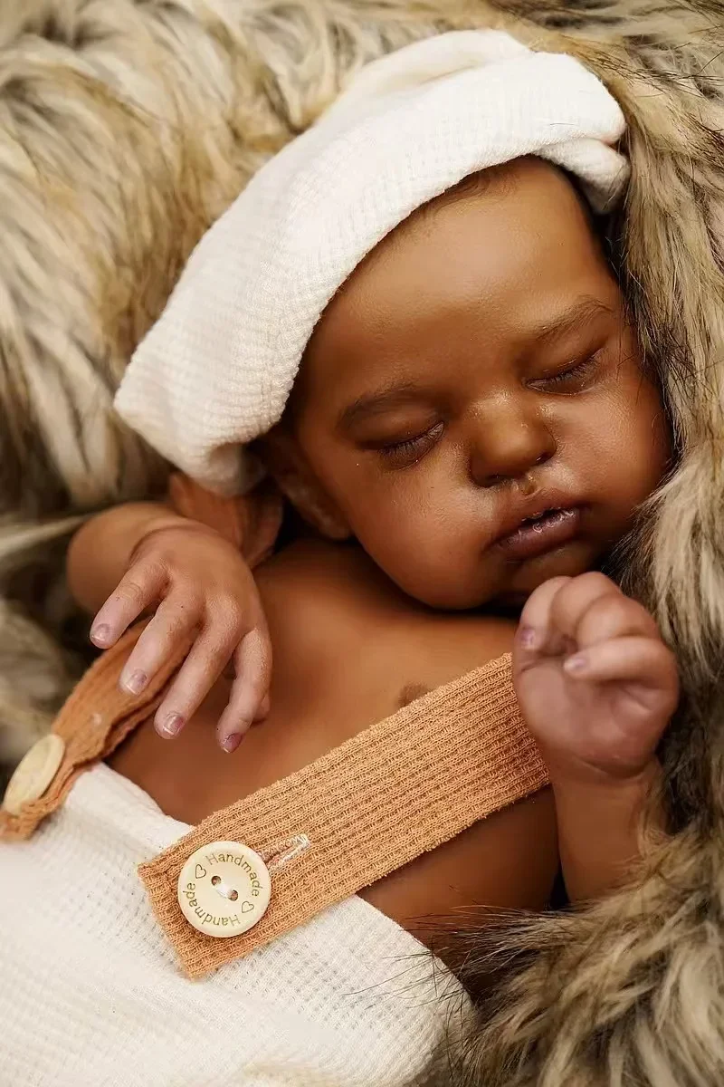 SINO-BB Fornitura limitata personalizzata da 18 pollici Reborn Baby Teddy con capelli dipinti Pelle scura Bambola già finita Abito diverso