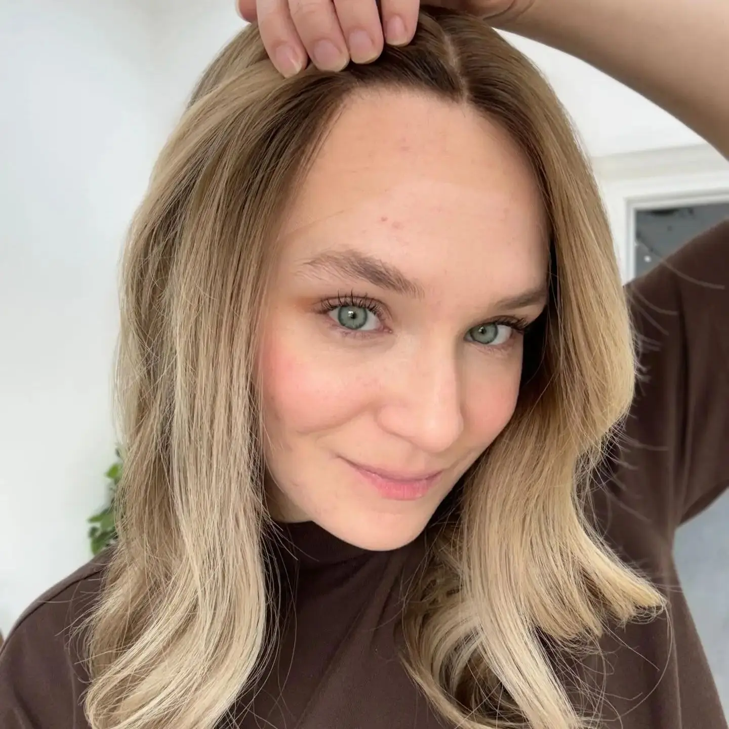 Ombre Caramel Brown Synthetic Lace Top Wigs Blonde Highlights Realistic Look Natural Hairline Glueless Wigs Daily Party Used