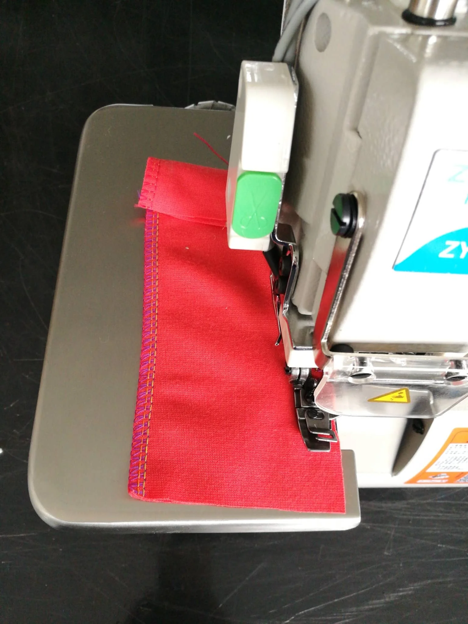 Zoyer ZY700-4D 4-thread HIGH-QUALITY Overlock Sewing Machine