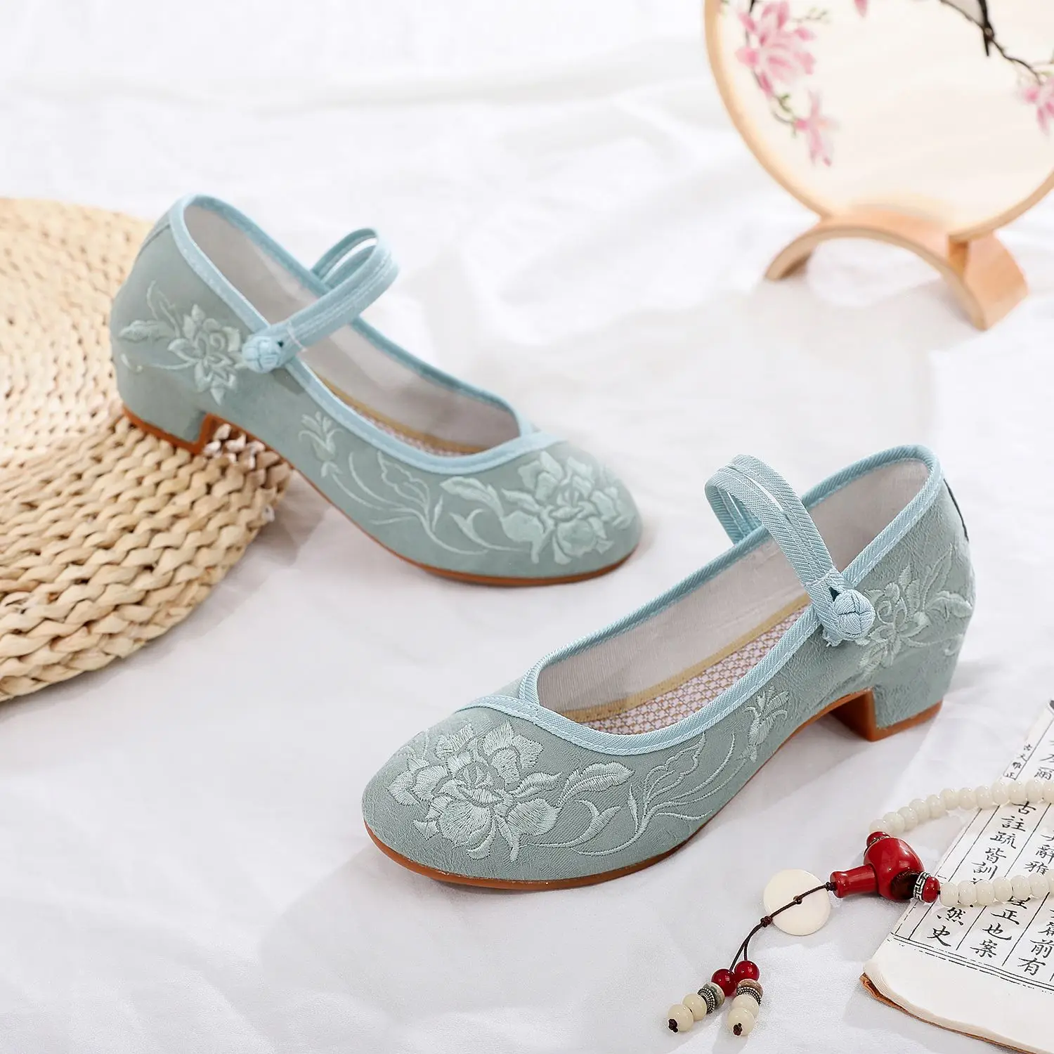 New Ethnic Style Embroidered Shoes: Women's Old Beijing Cloth Flats Breathable Ancient Style Loafers Comfortable Casual Sneakers