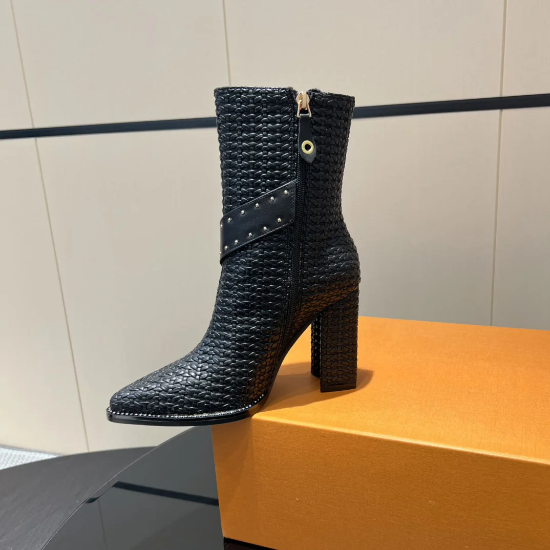 رائجة البيع الأحذية النسائية منتصف العجل الأحذية حذاء من الجلد العجل الأحذية لوكس تصميم مخصص قماش الجاكار أشار تو كعب مربع 9.5 سنتيمتر