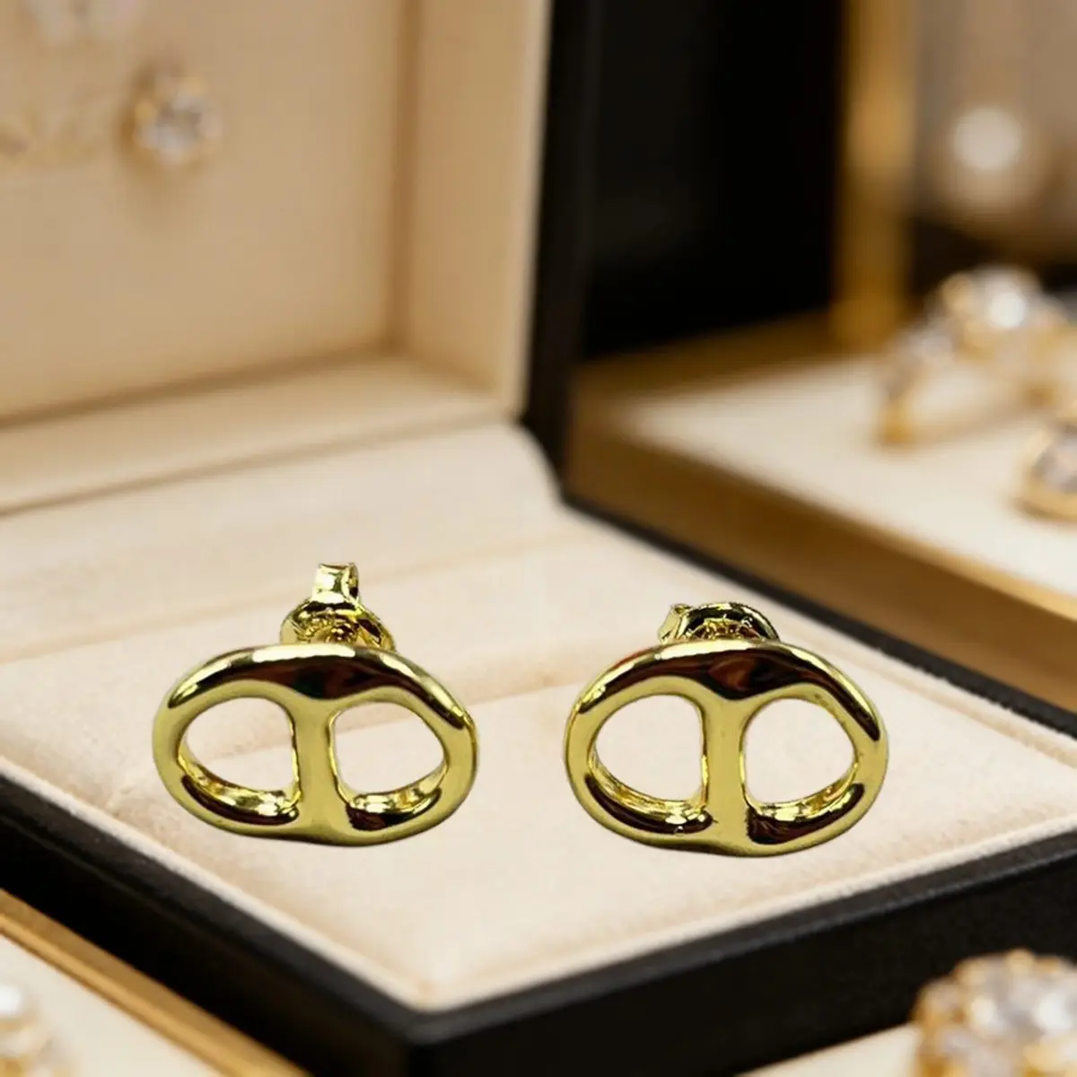 

2026 Spain Versatile OL Style Gold Silver Geometric Earrings Jewelry Accessories Creative Gifts