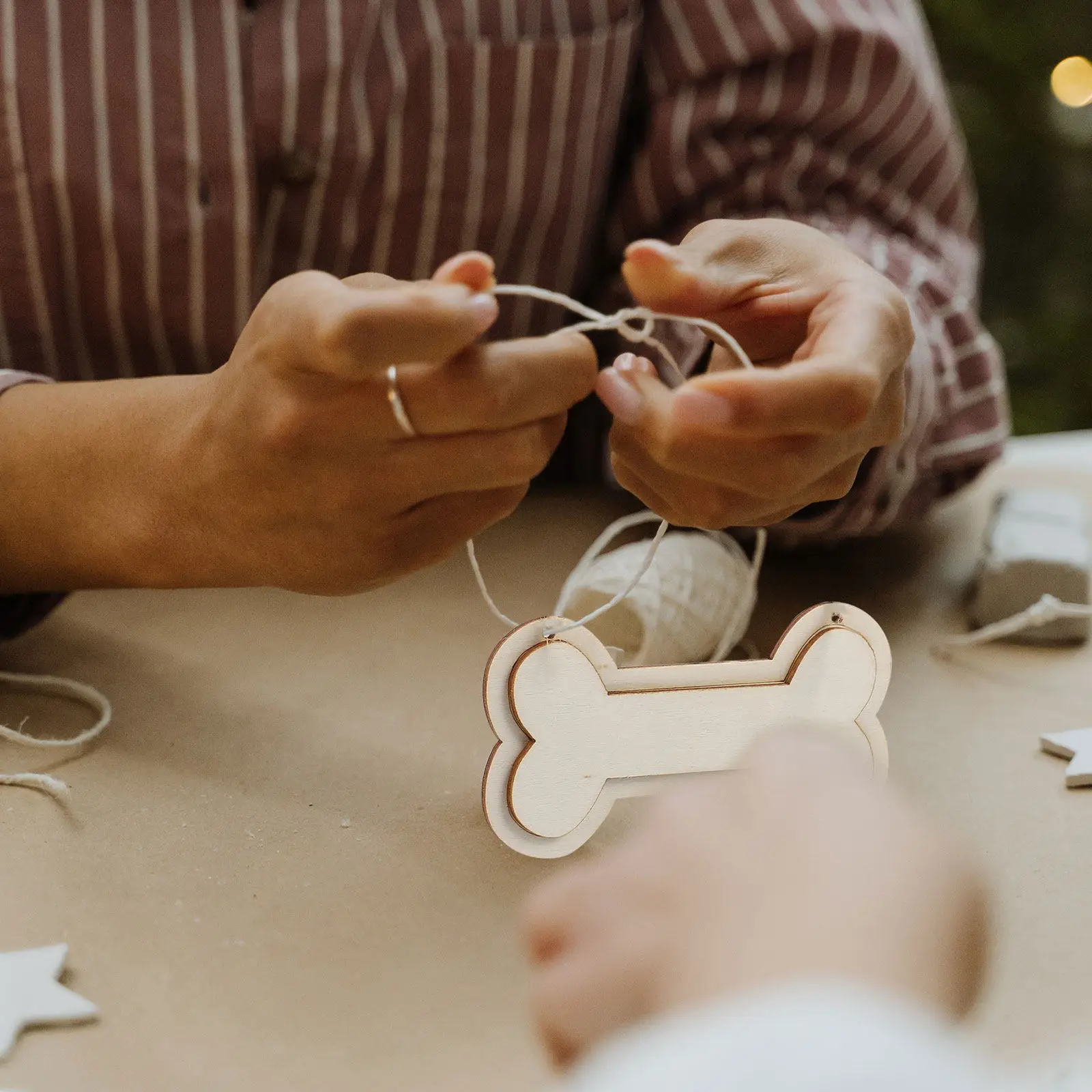 30個の木製クラフトスライス-犬の骨デザイン-吊り下げ装飾サイン-クリスマスパーティー-ホーム-ドゥードルペイントプロジェクト用-無地の木製