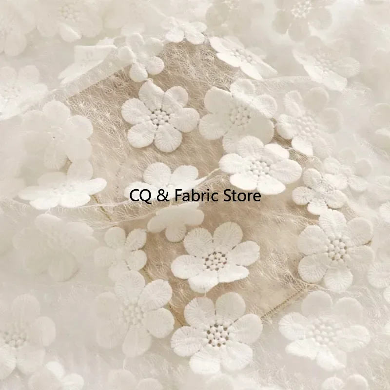 

Длинная 0,5 м * 125 см шириной красивая белая 3D цветочная вышитая сетчатая ткань по индивидуальному заказу материал платья для девочек