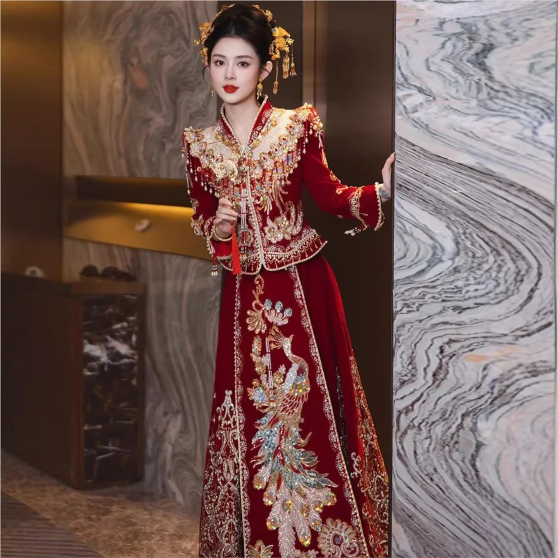 The new style of wedding dress for brides is fitted with a neckline and cut-out design