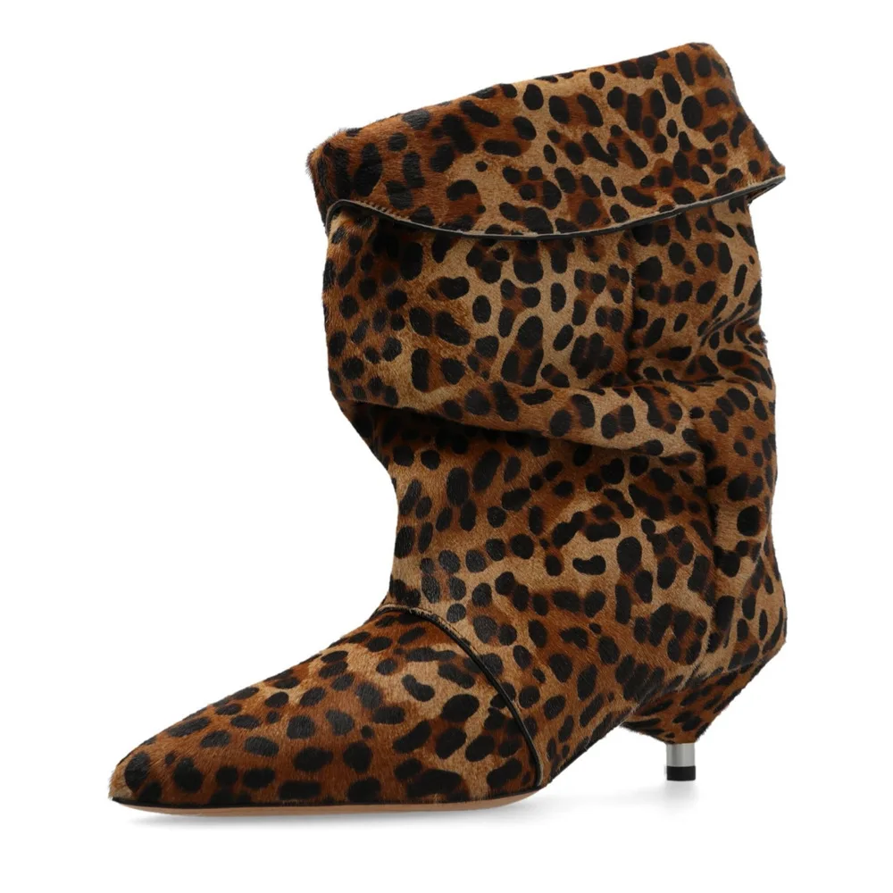 Stivaletti con tacco a forma di gatto in pile pieghettato con stampa leopardata Donna Inverno 2025 Stivaletti corti con tacco a spillo in metallo con punta nera Scarpe da donna