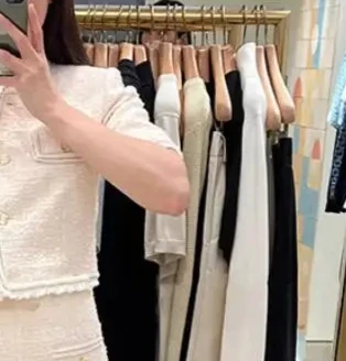 

2025 г. Женские брючные костюмы-двойки с короткими рукавами, короткими куртками или облегающими элегантными брюками.