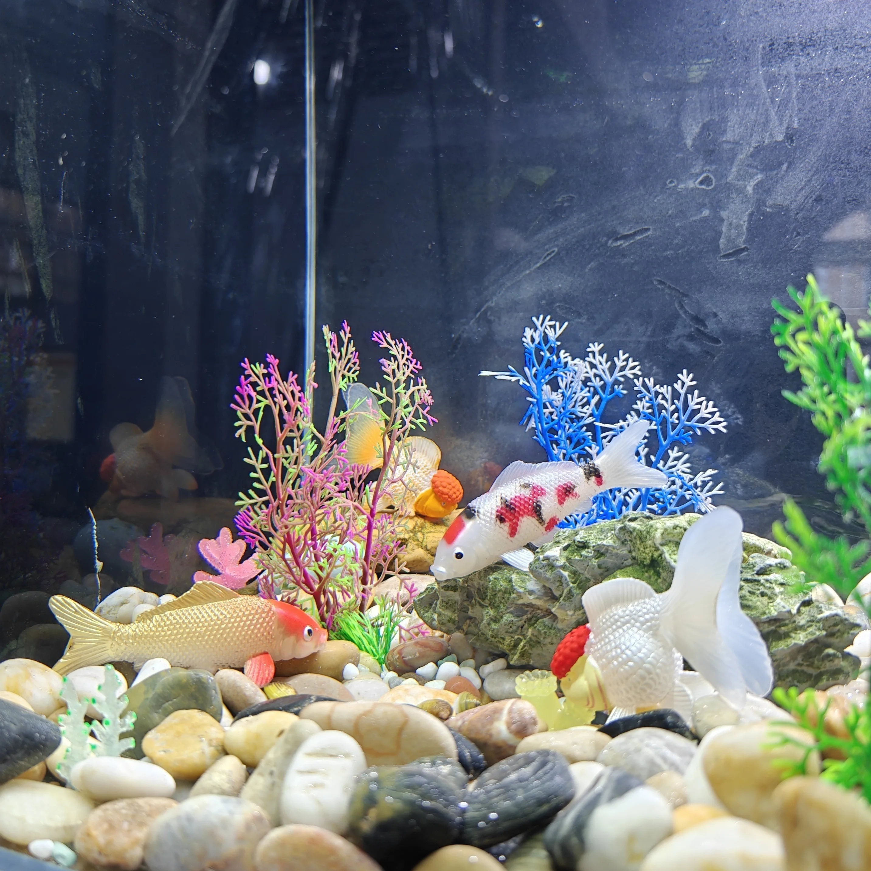 2/4 Stück Künstliche Koi-Dekoration - Realistische Mehrfarbige Fische für Aquarium/Teich | 3D-Schuppen und bewegliche Augen | Umweltfreundlicher Kunststoff – Detail 4