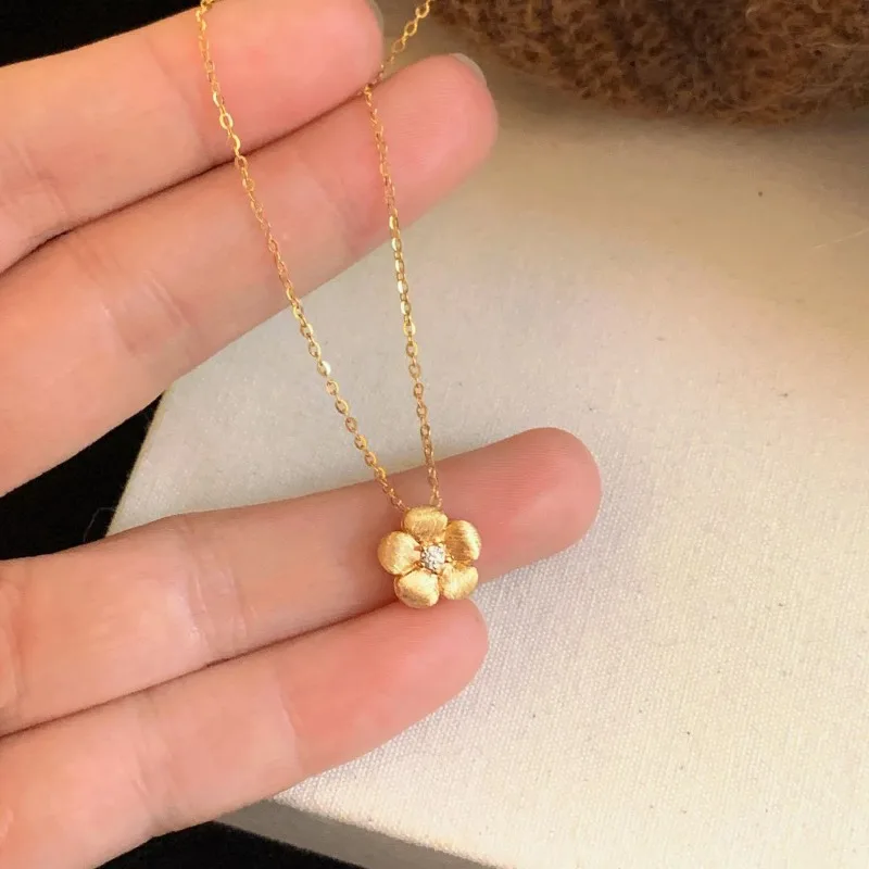 

Sweet Light Luxury Ancient Sand Gold Point Diamond Flower Pendant Necklace Women's Diamond Neck Chain Niche Design Small Flower