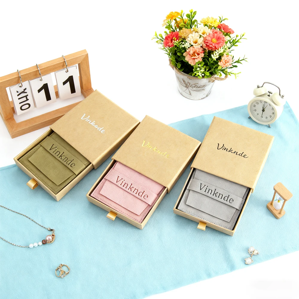 กล่องของขวัญแบบลิ้นชักเลื่อน ขนาด 7x7x1.7 ซม. พร้อมโลโก้สั่งทำ 24 ชุด  พร้อมถุงขนาด 6.2x6.2 ซม. สำหรับเก็บสร้อยคอ ต่างหู กำไล แหวน