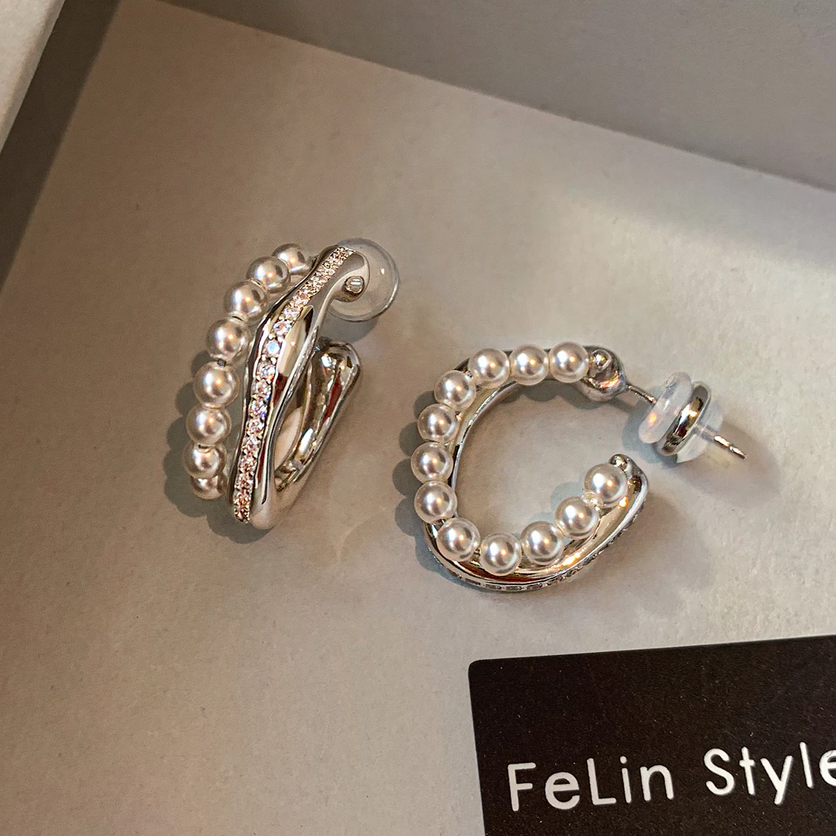 

Light luxury high-end sense unique beautiful pearl stud earrings