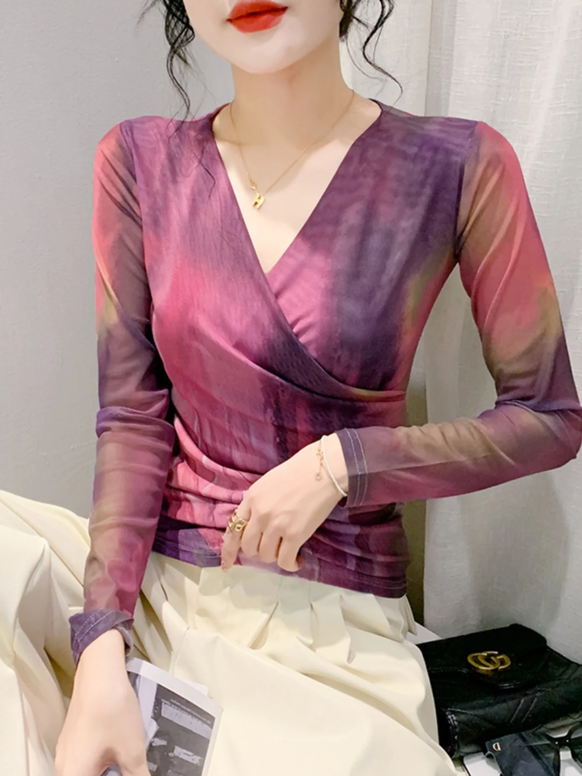 Modna długa koszulka z dekoltem w serek, podkreślająca figurę, damska bluzka wyszczuplająca, streetwearowa koszulka z kreatywnym nadrukiem o geometrycznym wzorze.