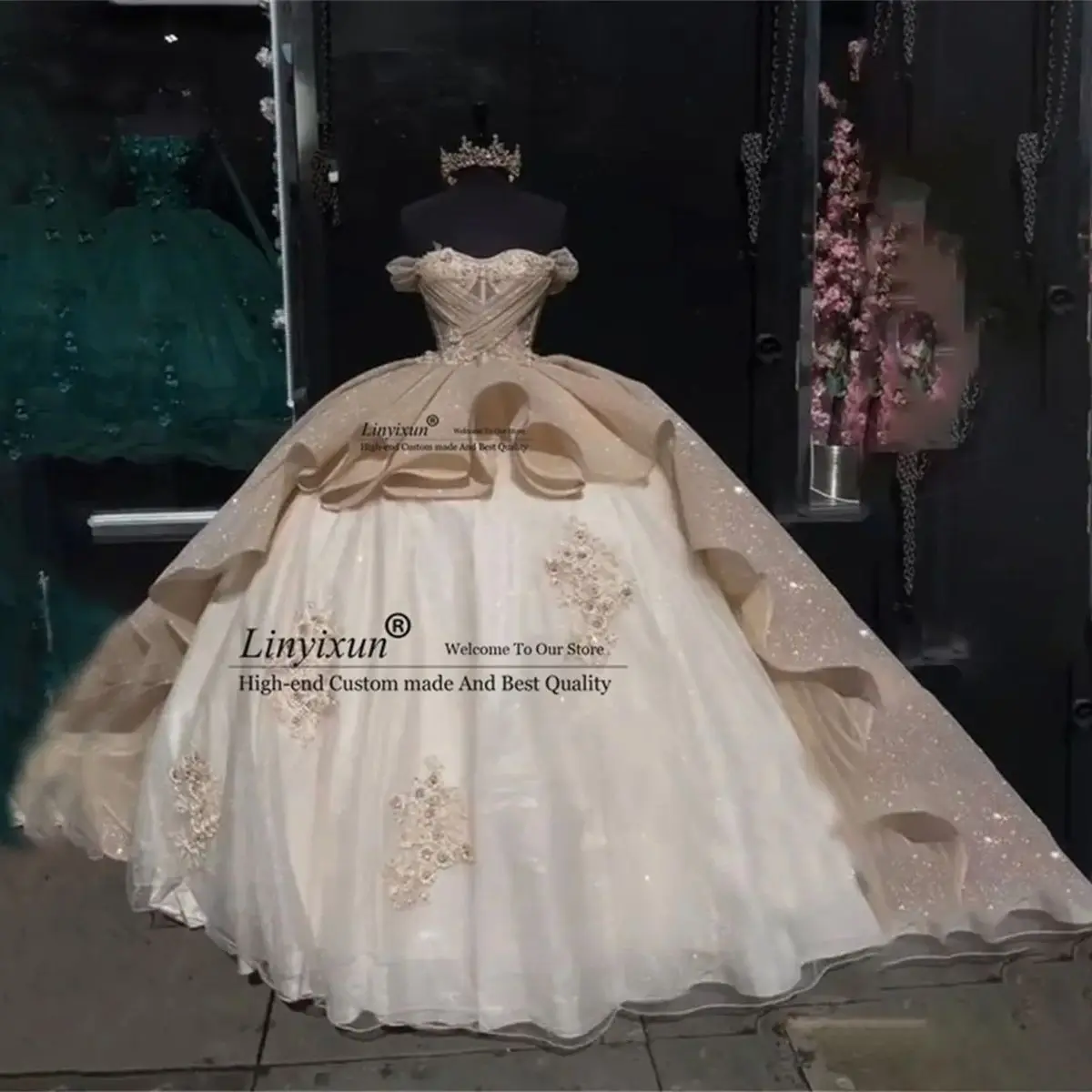 Luxury Gold Quinceanera Dresses Satin Beading Sequined Appliques Sweetheart  Sweet Princess Ball Gown Vestidos De 15 Años