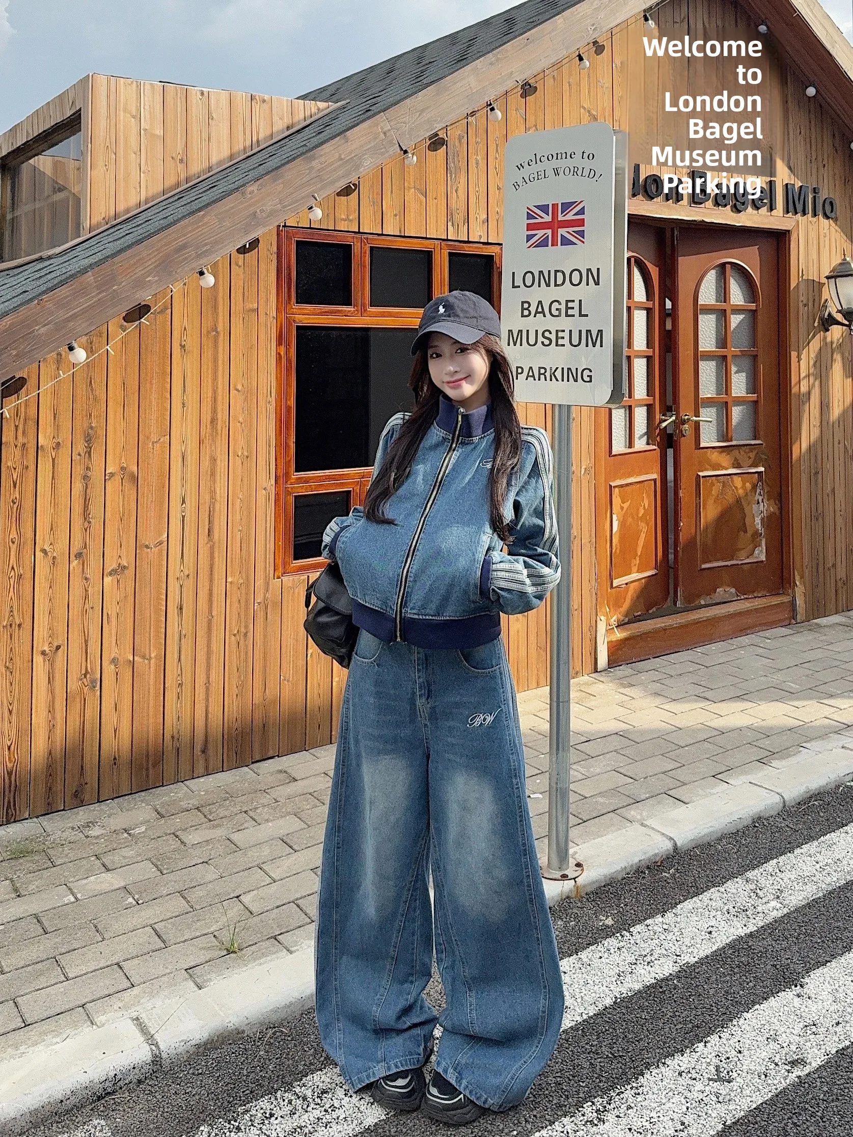 

Комплект женской одежды в ретро-стиле: свободная куртка с длинными рукавами и джинсы с высокой талией, осенний вариант, хлопковый материал, размер для взрослых.