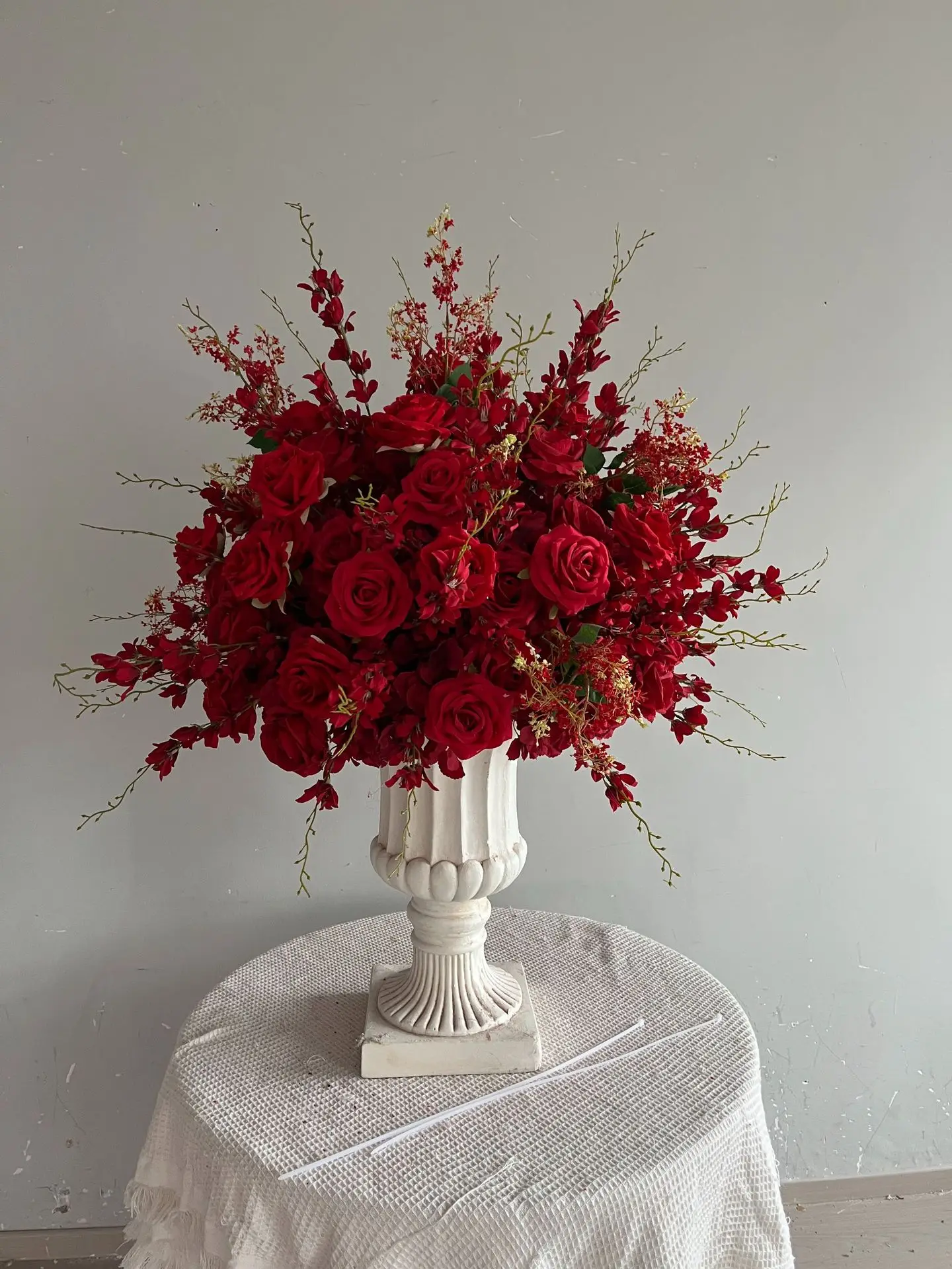 60cm Rote Jasmin-Kunstblumenkugel, Hochzeitsbühnen-Mittelstück, Künstliche Blumensphäre, Schaufensterdekoration, Event-Party-Großhandel – Detail 1