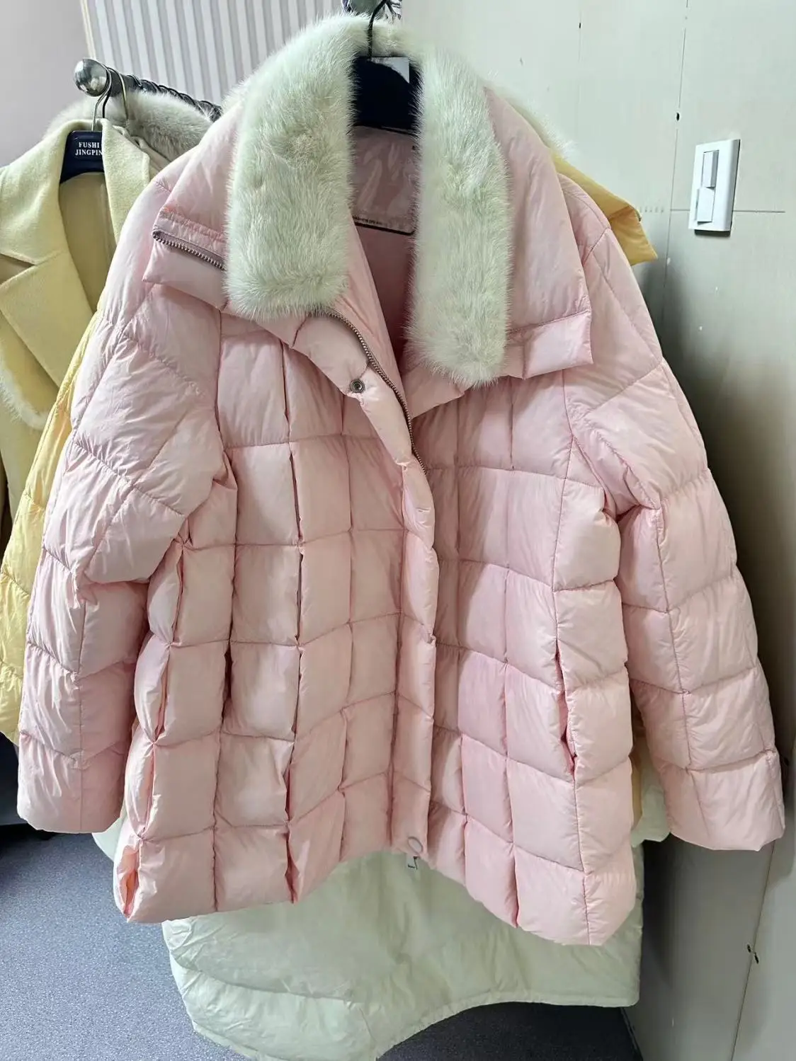 2025, Herbst/Winter, neue Damen-Daunenjacke, lockere Gänsedaunenjacke für Pendler