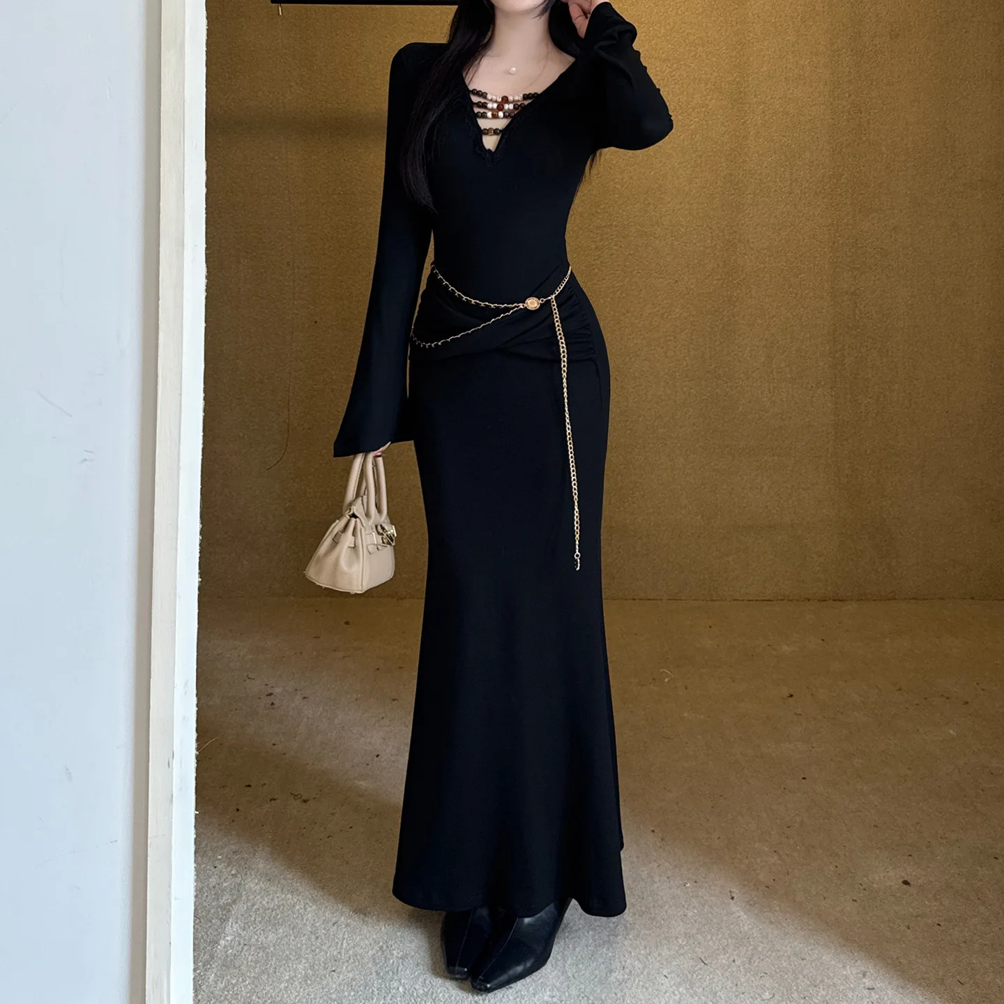 Robe de soirée noire élégante pour femmes, col en v, perlée, découpée, moulante, jupe sirène, coupe cintrée, longue, une pièce, automne