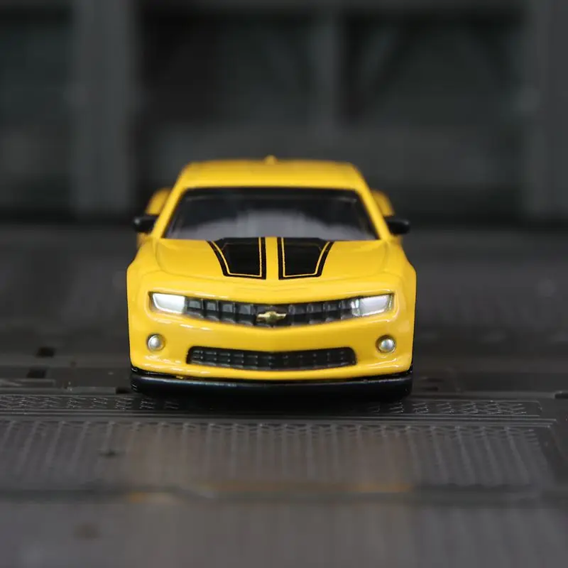 

CCA 1:64 Chevrolet Camaro модель суперкара из сплава с богатыми деталями, тонкая работа и хорошее качество.