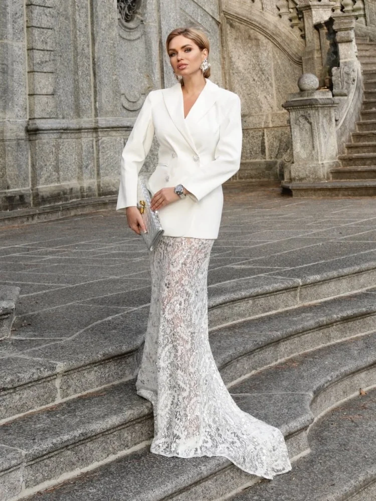 

Роскошный комплект из двух предметов для свадебного гостя и дня рождения — элегантный белый пиджак с v-образным вырезом и открытой спиной, бриллиантами, длинная юбка из кружева с пайетками