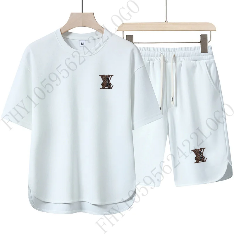 

Summer casual T-shirt and shorts set. A two-piece design for young men featuring breathable and loose outdoor sportswear.