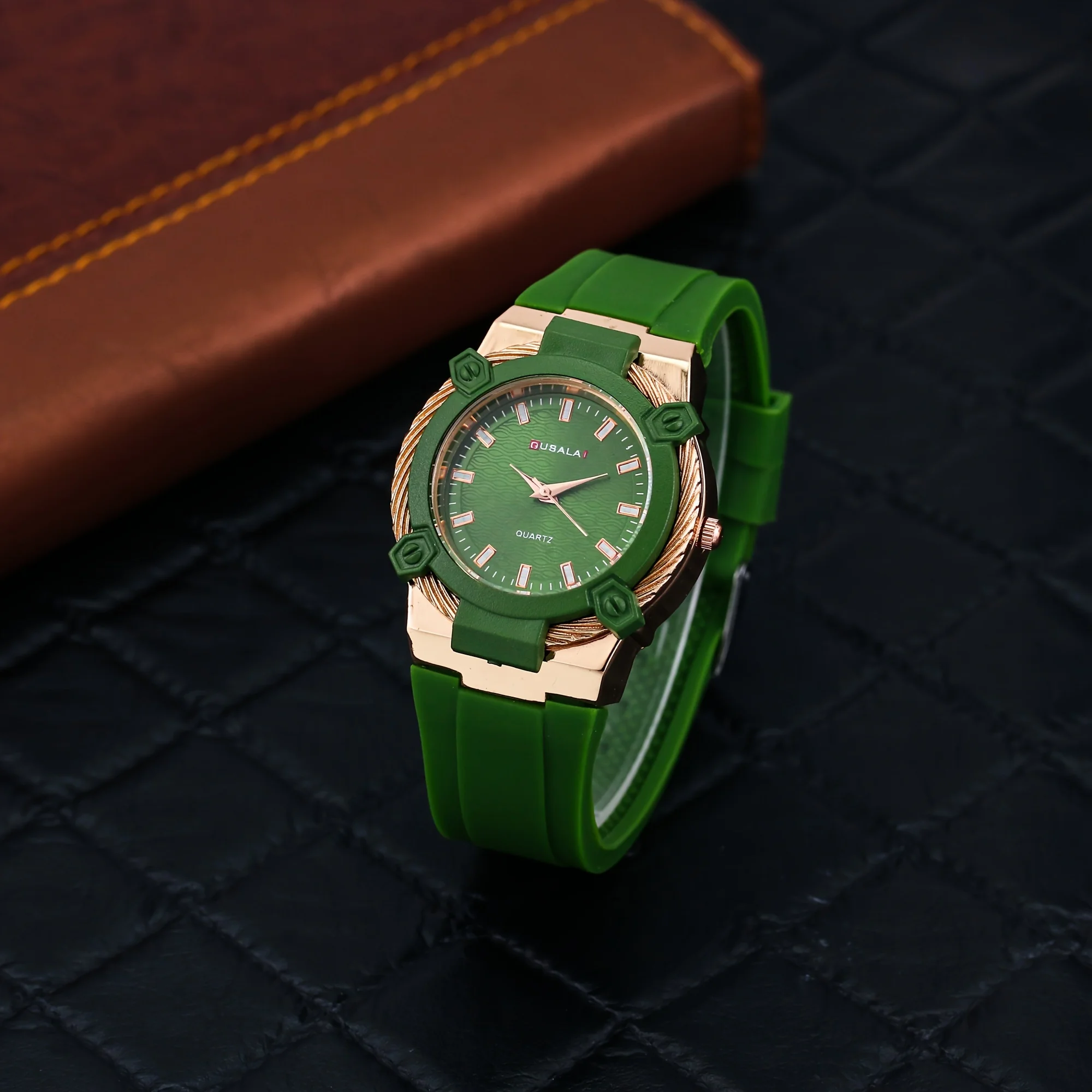 Colorful fashion trend watch, versatile sports style silicone watch, men's and women's couple fashion trend watch