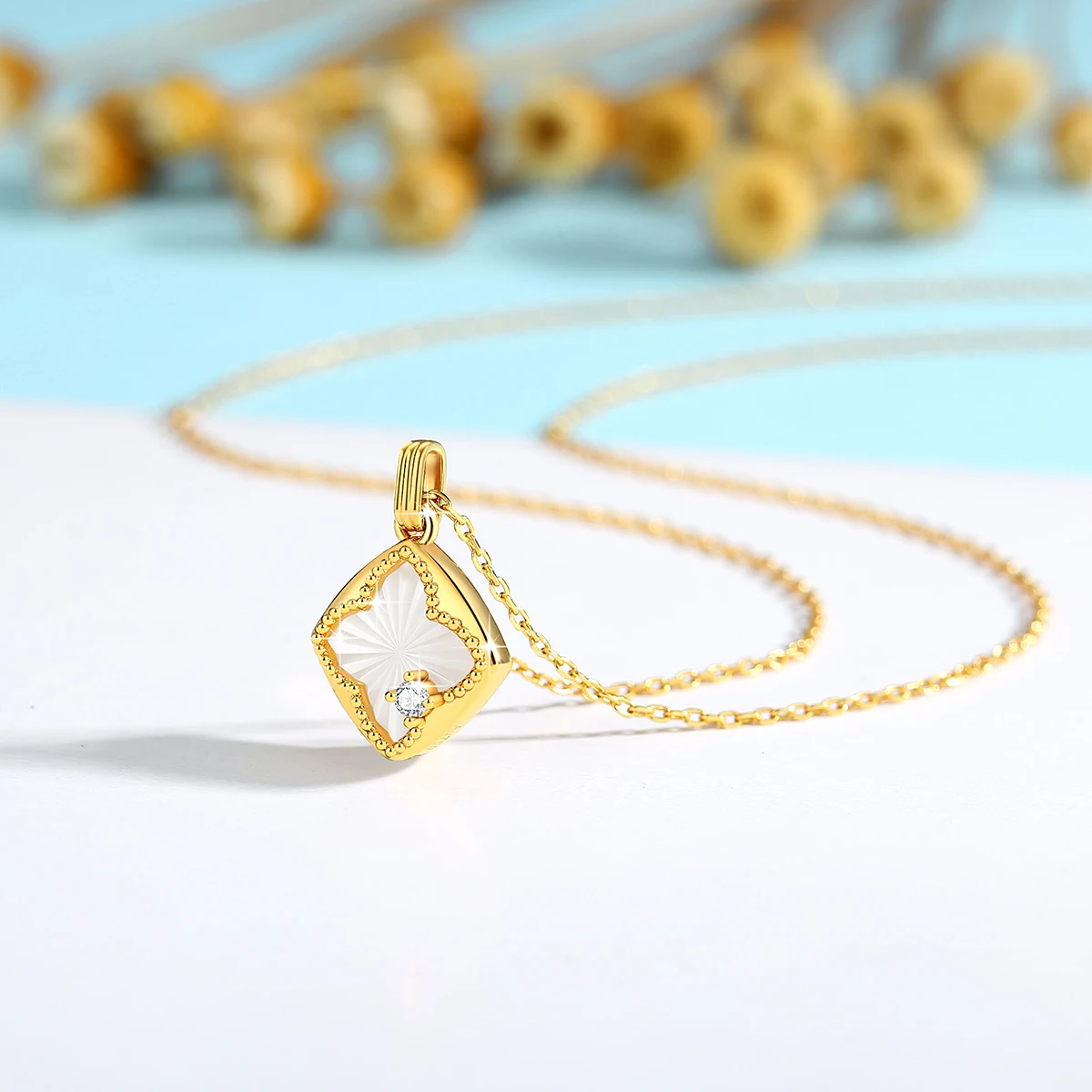 100% Real 18K Gold Four Leaf Clover Seashell Pendant Necklace Women Summer Neck Jewelry High End Collarbone Chain Birthday Gift