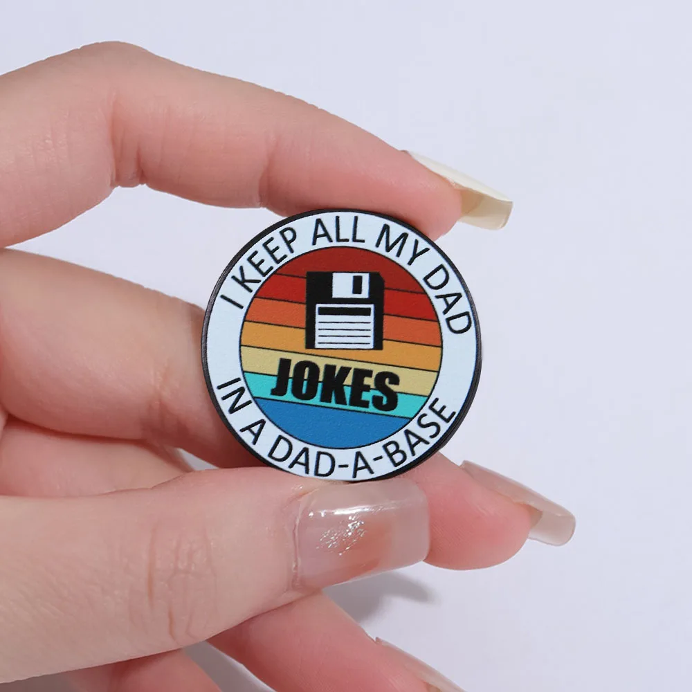 Lustige Papa-Witz-Brosche „Ich bewahre alle meine Papa-Witze in einer Dad-A-Base Floppy-Disk auf“ Emaille-Pin Vatertags-Geschenk – Detail 4