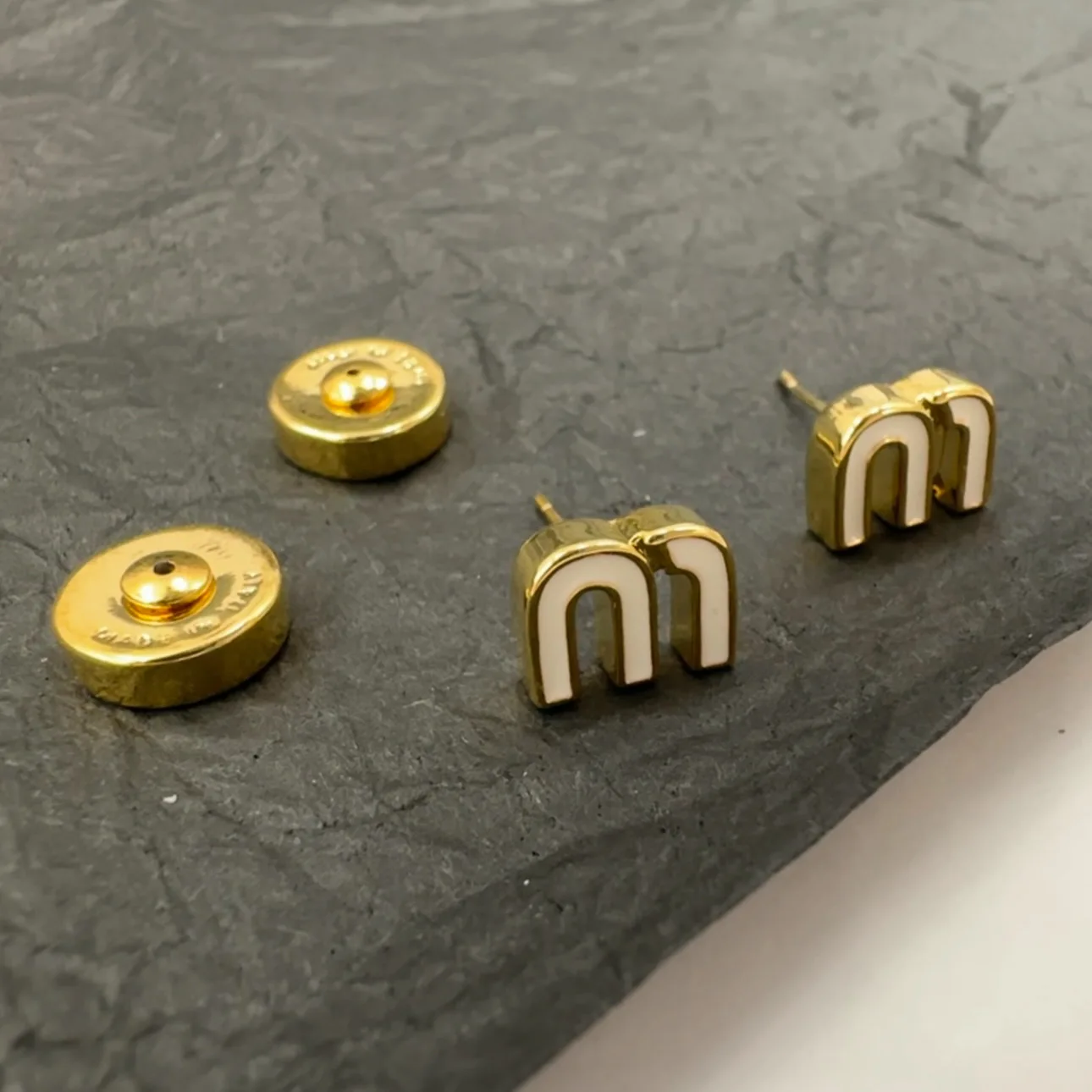 الأقراط الملونة انخفض الأبجدية المزجج المينا للنساء ، درجة عالية ، الضوء ، الفاخرة ، صغيرة ، رائعة ، تصميم فريد من نوعه