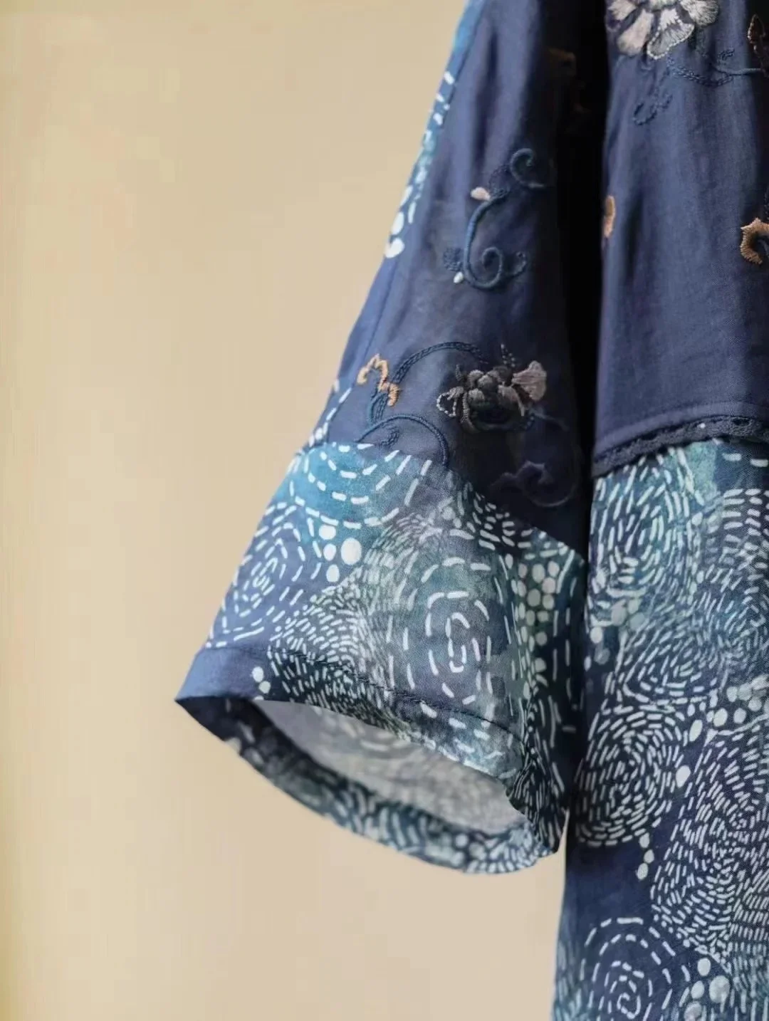 فساتين نسائية كلاسيكية جديدة 100% فساتين فضفاضة مطرزة بطباعة رامي أزرق طويل رداء على الطراز الصيني فساتين للعطلات بنصف كم