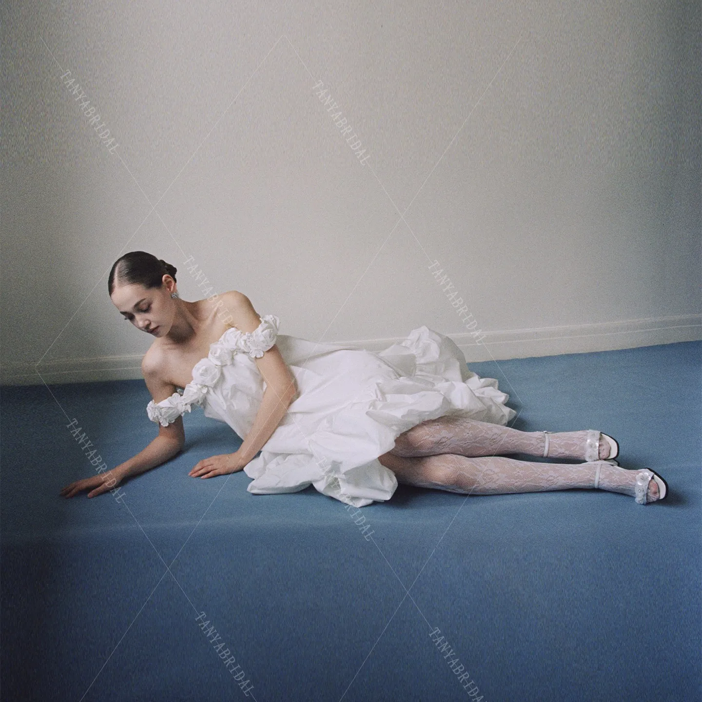 خمر قبالة الكتف فستان الزفاف التفتا مع زهور ثلاثية الأبعاد قارب الرقبة عالية منخفضة ألف خط فستان زفاف فستان حفلة الزفاف TSWD932