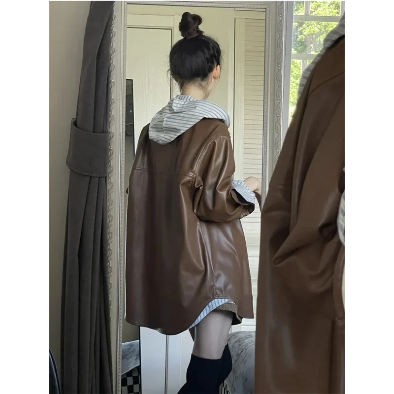 Retro Amerykański Brązowy Skórzany Jaet Damski Wiosenno-Jesienny Luźny Zestaw Dwuczęściowy z Kapturem w Paski z Długim Rękawem ze Skóry PU...