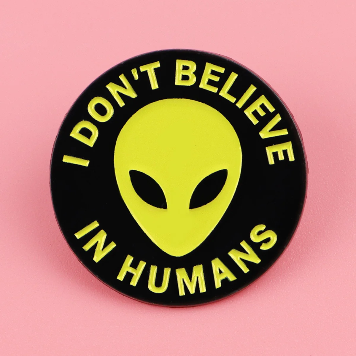 لطيف الغريبة المينا دبوس UFO مخلوق الفضاء مضحك دبابيس على الملابس شارة حقيبة التلبيب امرأة الرجال زي مجوهرات هدية للأصدقاء