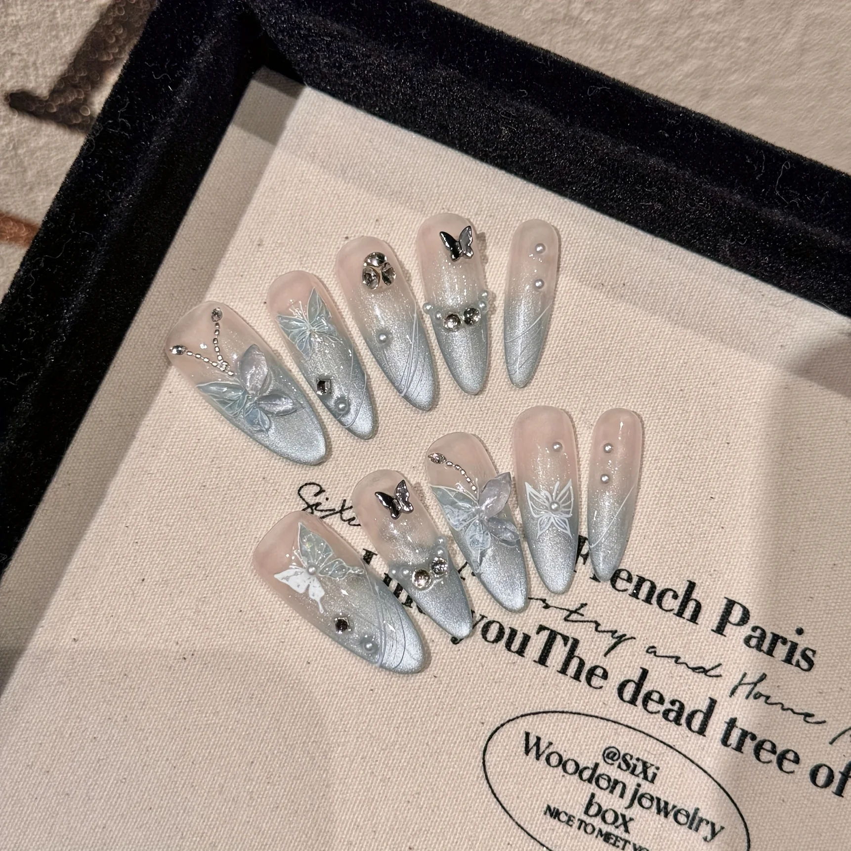 10 Stück hochwertige, mintgrüne Katzenaugen-Schmetterlinge, handgefertigte künstliche Nägel, französischer Katzenaugen-Fake-Nagelflicken für Damen mit leichtem Luxus
