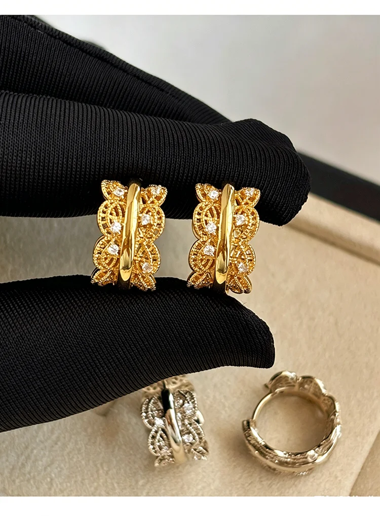 Luxuriöse Spitzen-Filigran-Ohrringe in Goldfarbe mit eingelegten CZ-Steinen, hohle florale Ohrclips für Damen, elegantes Schmuckgeschenk. – Detail 5