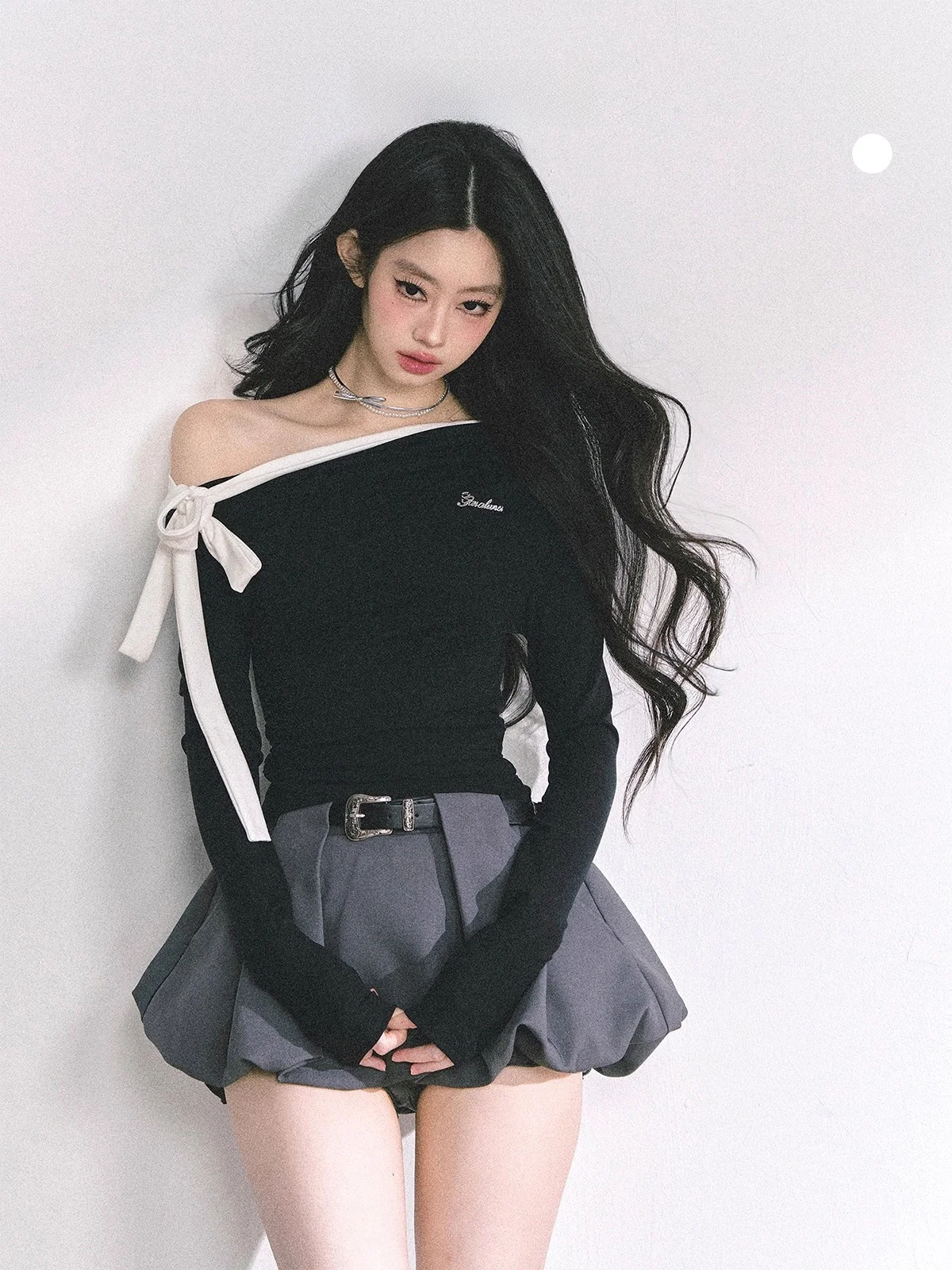 

Женская футболка AOMALM Spicy Girl с длинным рукавом, черная, в американском стиле, с открытыми плечами, из полиэстера, для осени 2025 года, зимняя коллекция