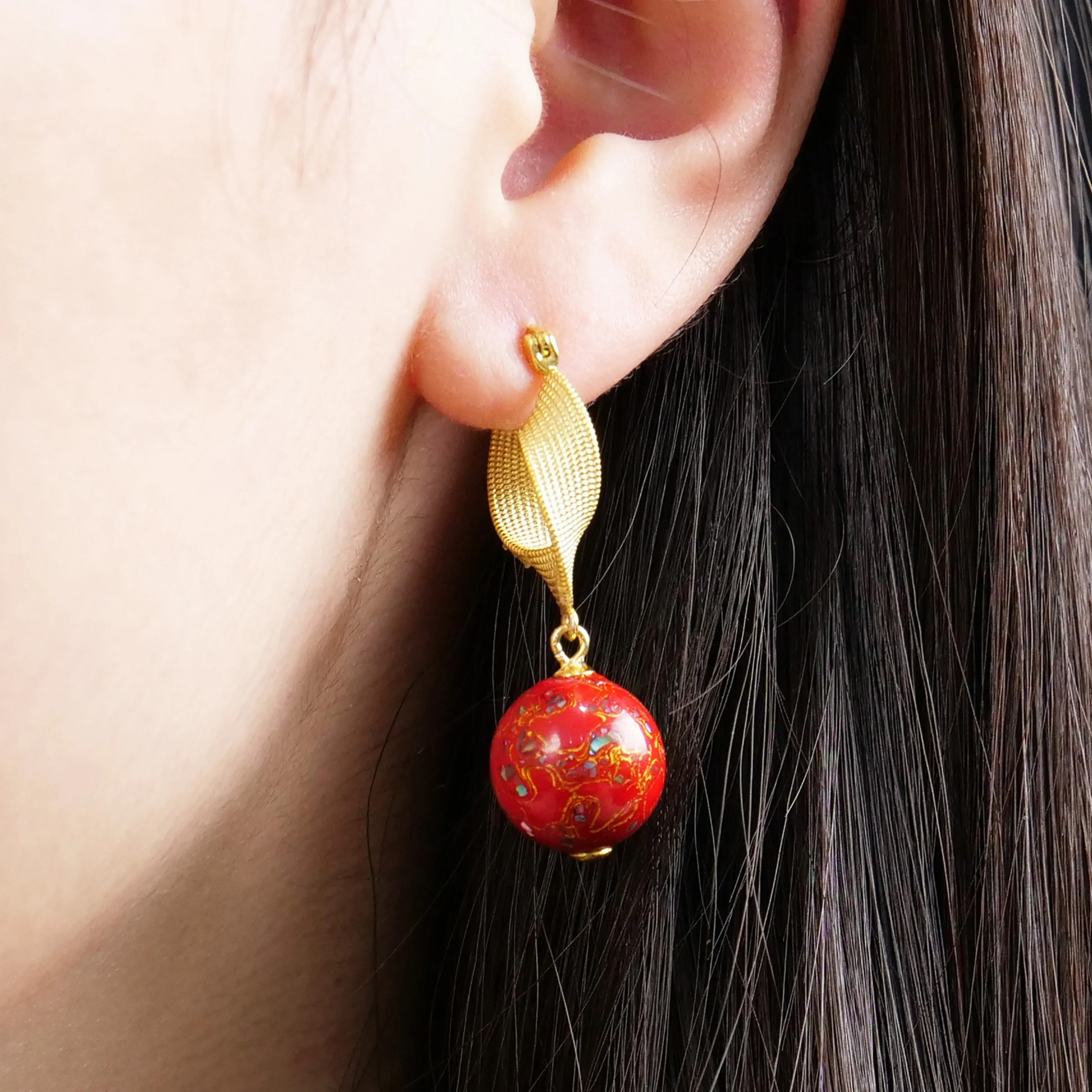 

Red lacquer bead earrings, high quality copper electric gold plated, gold lines surround, exquisite pattern earrings