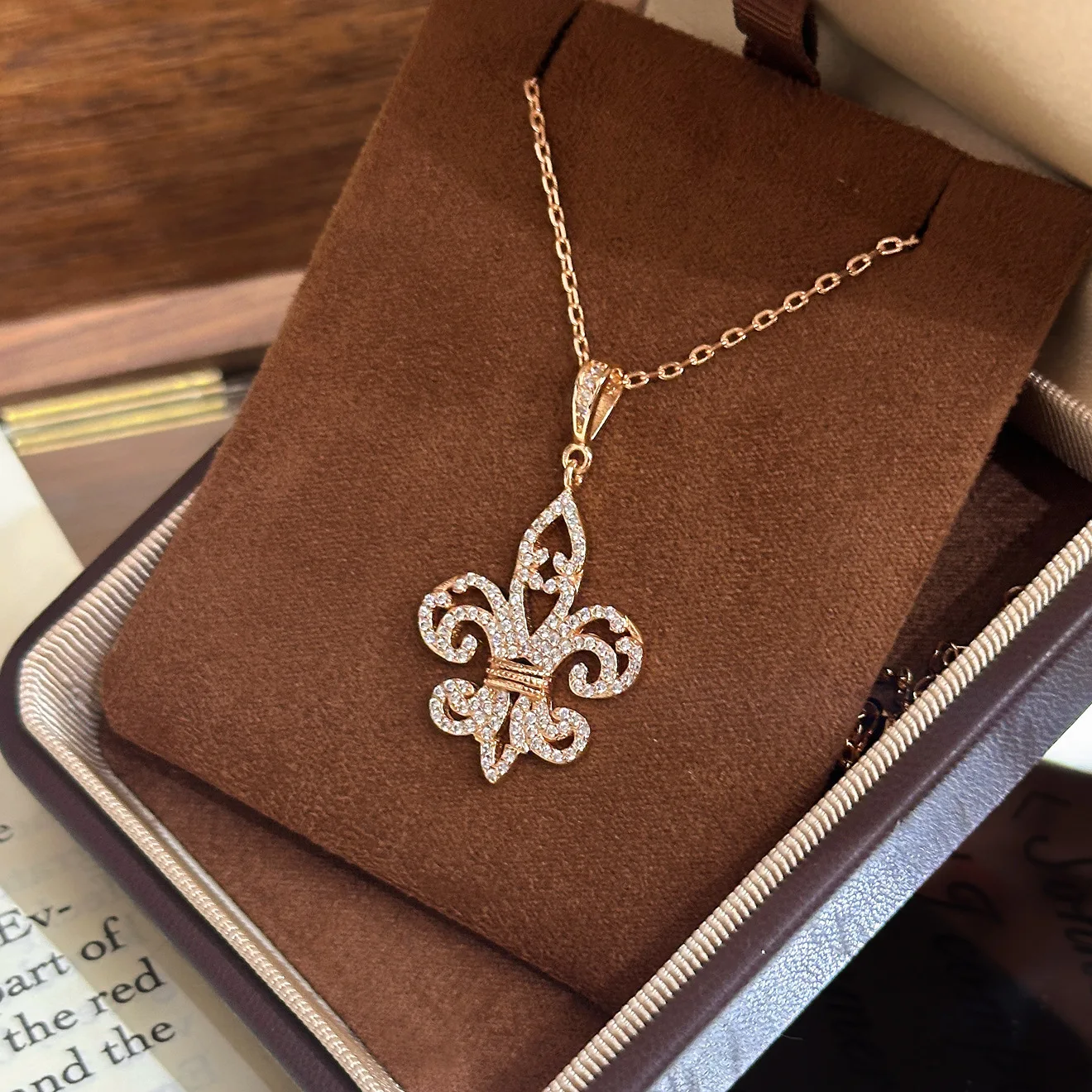 

Элегантное винтажное массивное ожерелье, роскошное колье с полым кулоном и кристаллами, сверкающая цепочка на ключицу для свадьбы и вечеринки