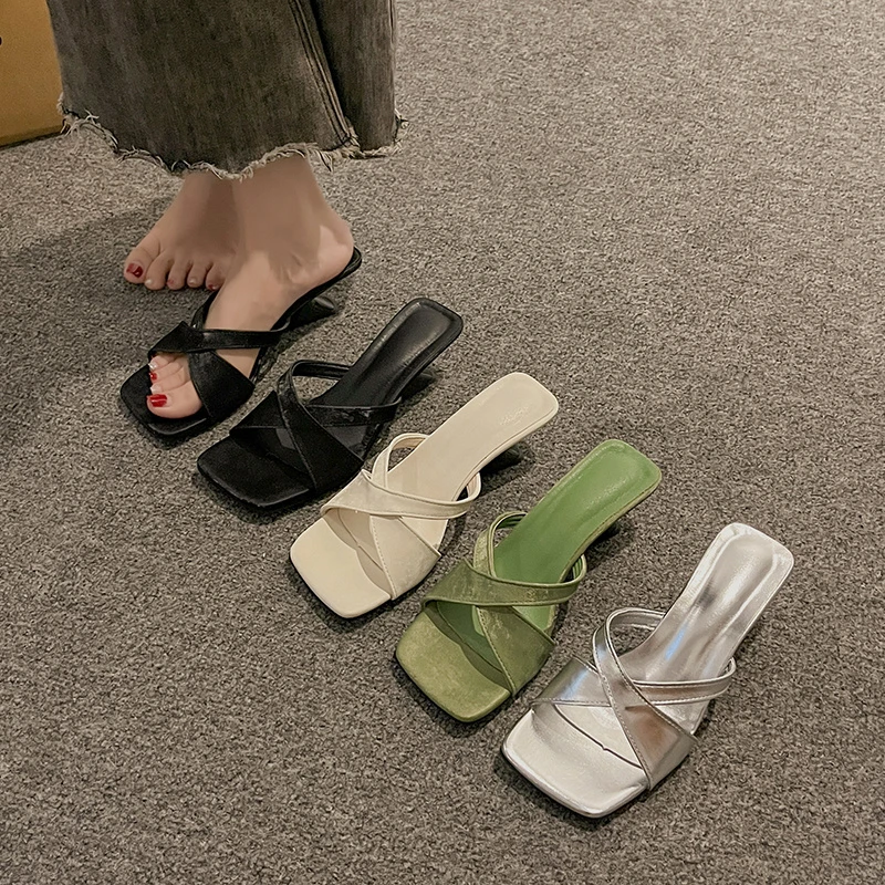 

Милые сандалии-мулы для женщин, повседневная офисная карьера, странная женская обувь на среднем каблуке, летние сандалии без шнуровки из однотонной кожи, большие размеры