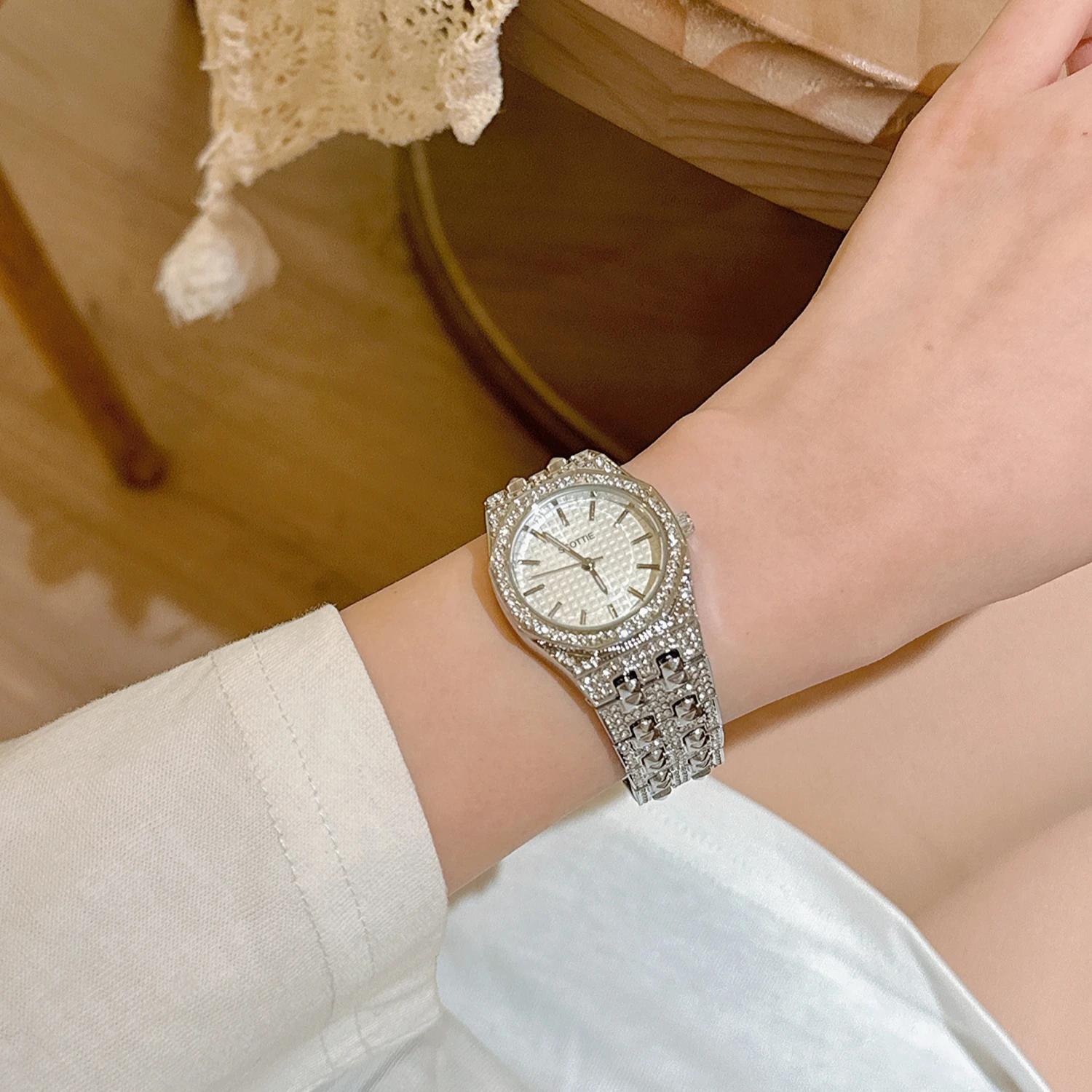 Top Brand New Fashion Women's Quartz Watch Princess Style Full Diamond Luxury Girl's Watch Personality Niche Casual Watch Gift