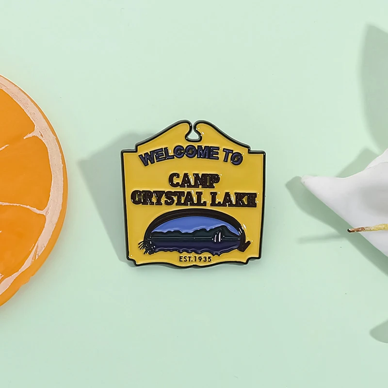 مرحبا بكم في كامب كريستال ليك المينا دبابيس مضحك الرجعية دبابيس ظهره شارة التلبيب خمر مجوهرات هدية للأصدقاء #1