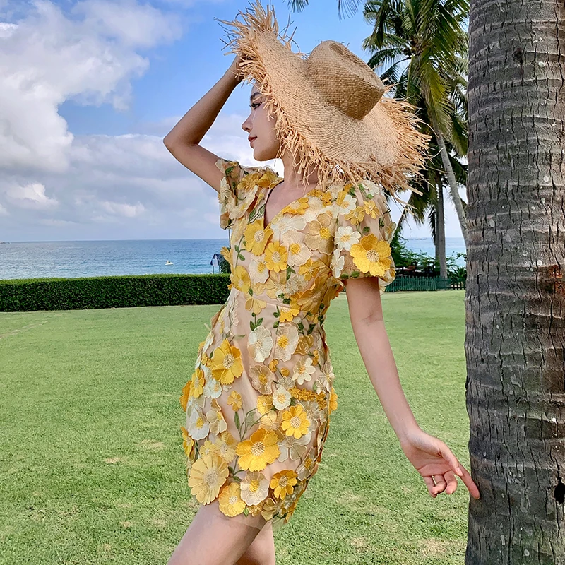 Falda de Playa Estilo Tailandés, Estilo Picante, con Bordado Floral Amarillo, Ajustada, con Escote en V, para el Verano