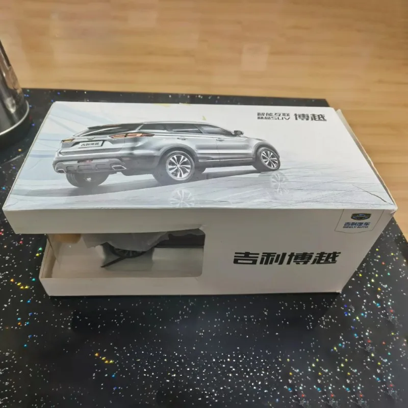 アトラス合金ダイキャストメタルカーモデル、吉利SUV、大人の男の子のおもちゃ、ギフト、レッド、装飾、マイクロモデル、コレクションディスプレイ、1:18