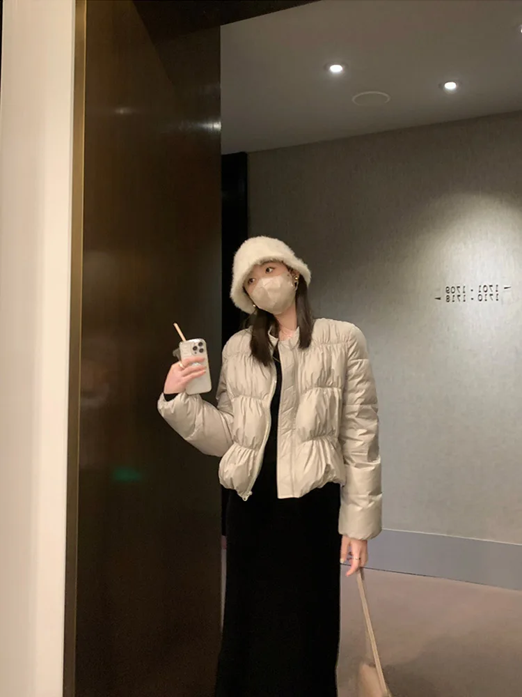เสื้อโค้ทกันหนาวทรงพัฟเฟอร์แบบเกาหลีสำหรับผู้หญิง ดีไซน์น่ารัก สไตล์นุ่มนิ่ม ให้ความรู้สึกสบายเหมือนพับได้ เหมาะสำหรับใส่เดินทาง ทำจากโพลีเอสเตอร์