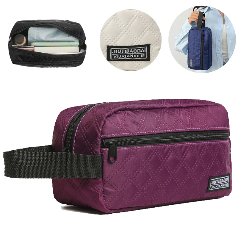 يحمل الرجال والنساء حقائب يد صغيرة محمولة عصرية لحمل العناصر الشخصية الصغيرة والمحافظ الصغيرة.