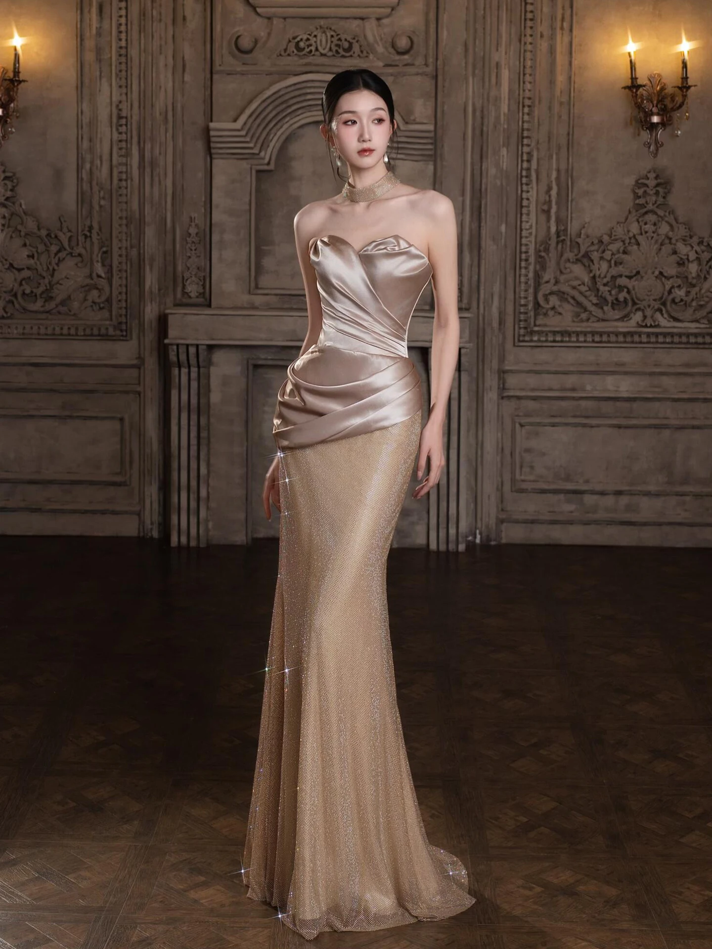 

Элегантное длинное вечернее платье без бретелек для свадебной церемонии и банкета. Красивое свадебное платье для помолвки и торжеств.